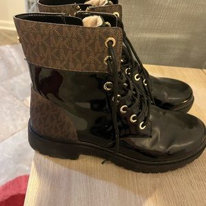 Womens Michael kors boots size 9 . Very gentle worn